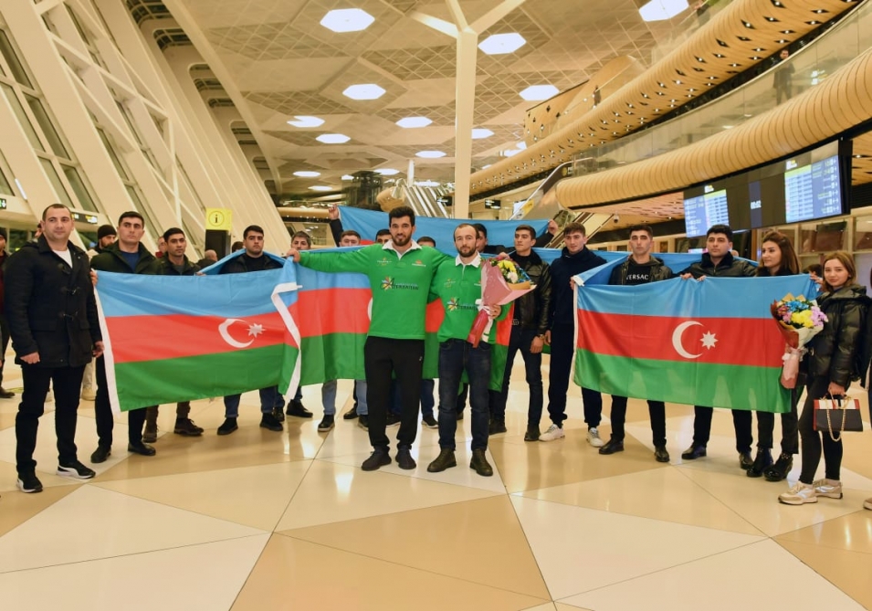 Dünya kubokunu qazanmış &ldquo;Land of Fire&rdquo; komandası Vətənə qayıdıb